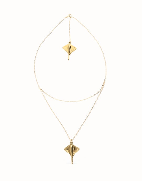 Colgante doble ba&ntilde;ado en oro 18k con mantarraya